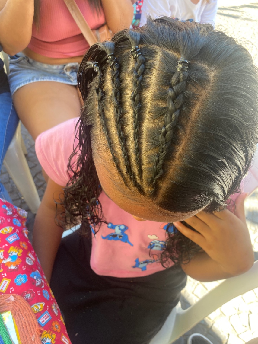 Trabalho de Auxiliar de cabeleireiro por Carla dayane gomes de aguiar em Paraisópolis, São Paulo — foto 1 de 7