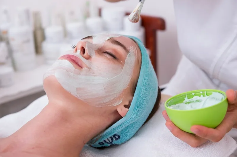 Profissional de estética atendendo cliente