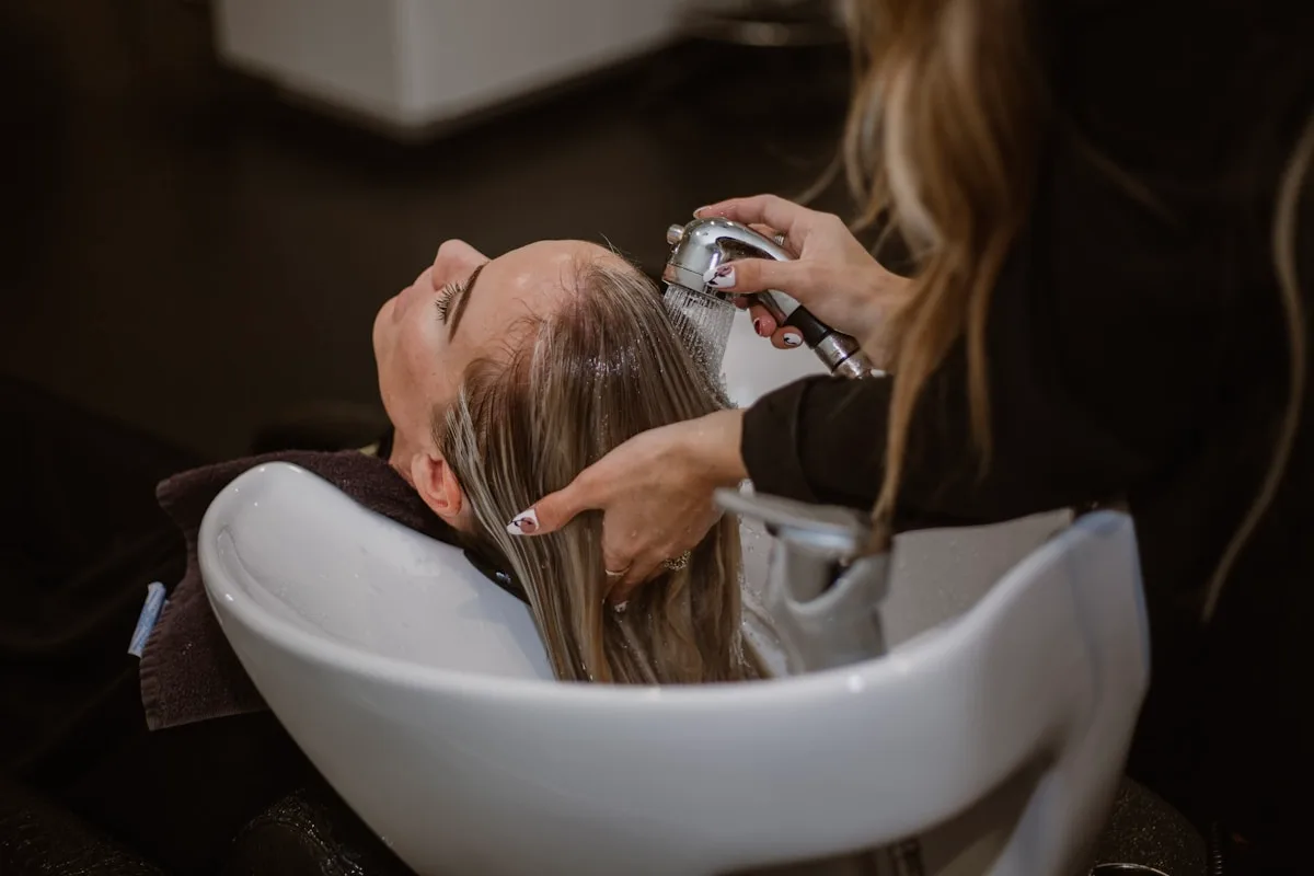 Profissional de beleza atendendo cliente em salão